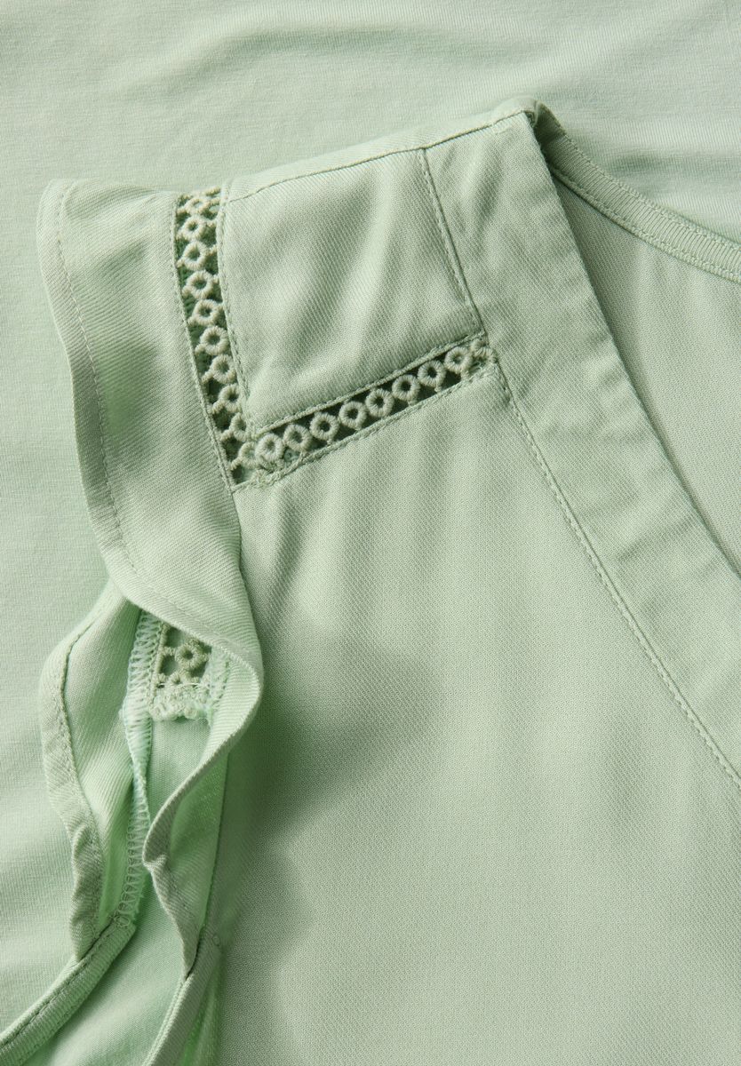 V-Neck Top mit Häkeldetails