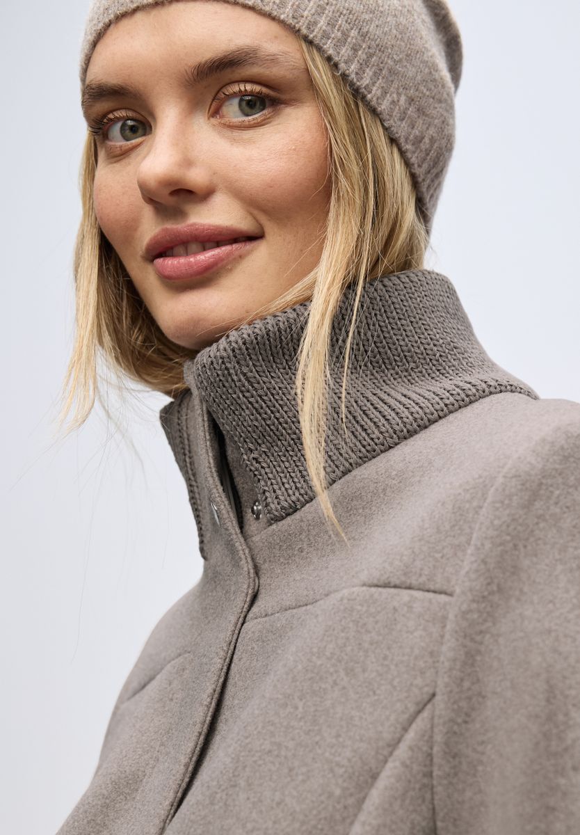 Mantel mit Strickdetails