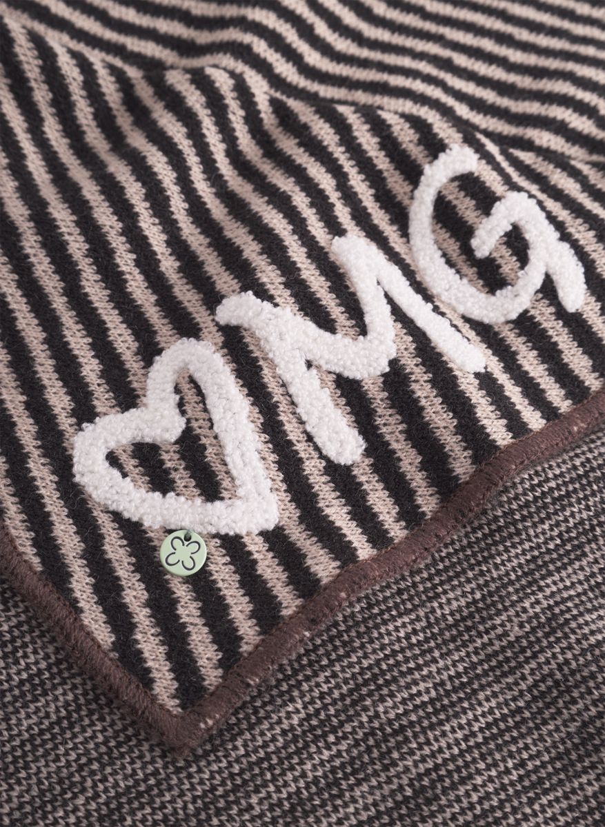 gestricktes Dreieckstuch aus weicher Wollmischung mit Streifengrund und OMG-Patches