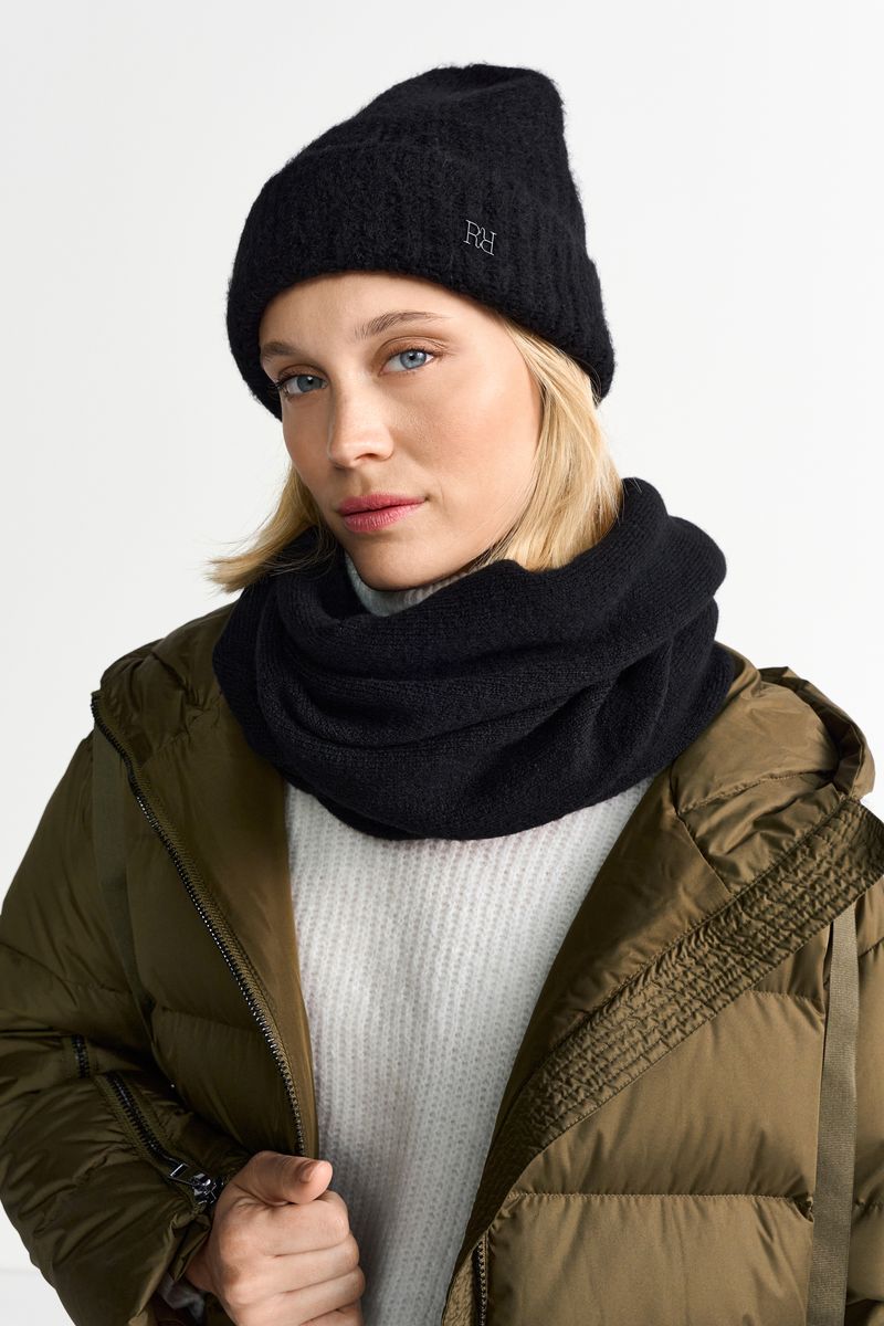 Knitted Scarf with Fringe Edge