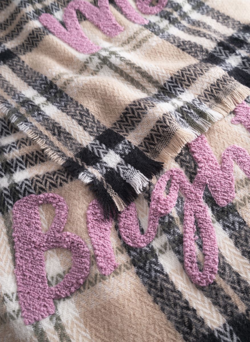 Schal aus softem Acryl mit Karogrund und BRIGHT-Stickerei