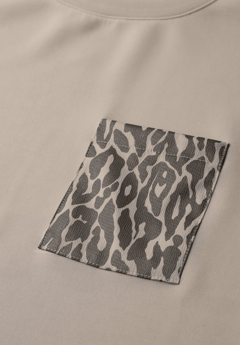 T-Shirt mit Leo-Brusttasche
