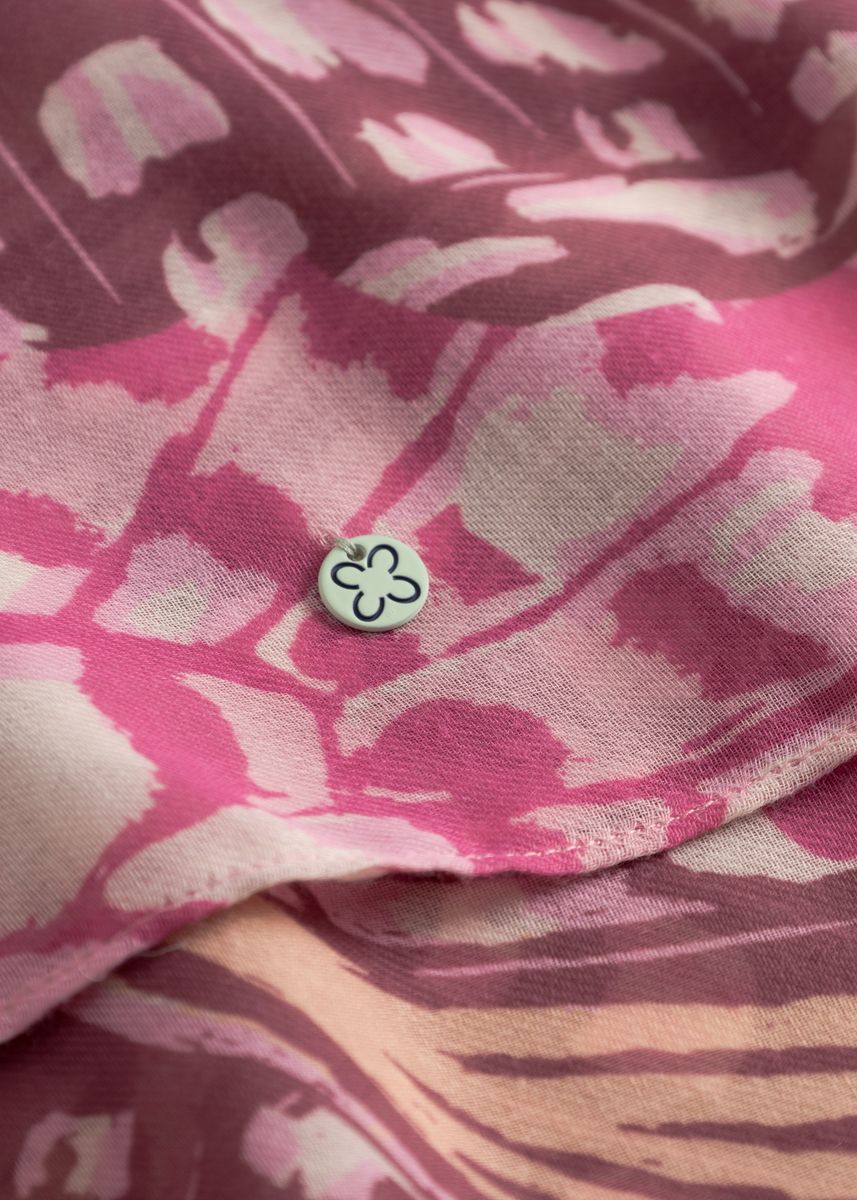 Loop-Schal aus recyceltem Polyester mit Schmetterling-Motiven