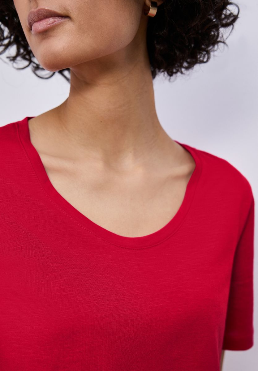 Basic T-Shirt mit gerundetem V-Neck