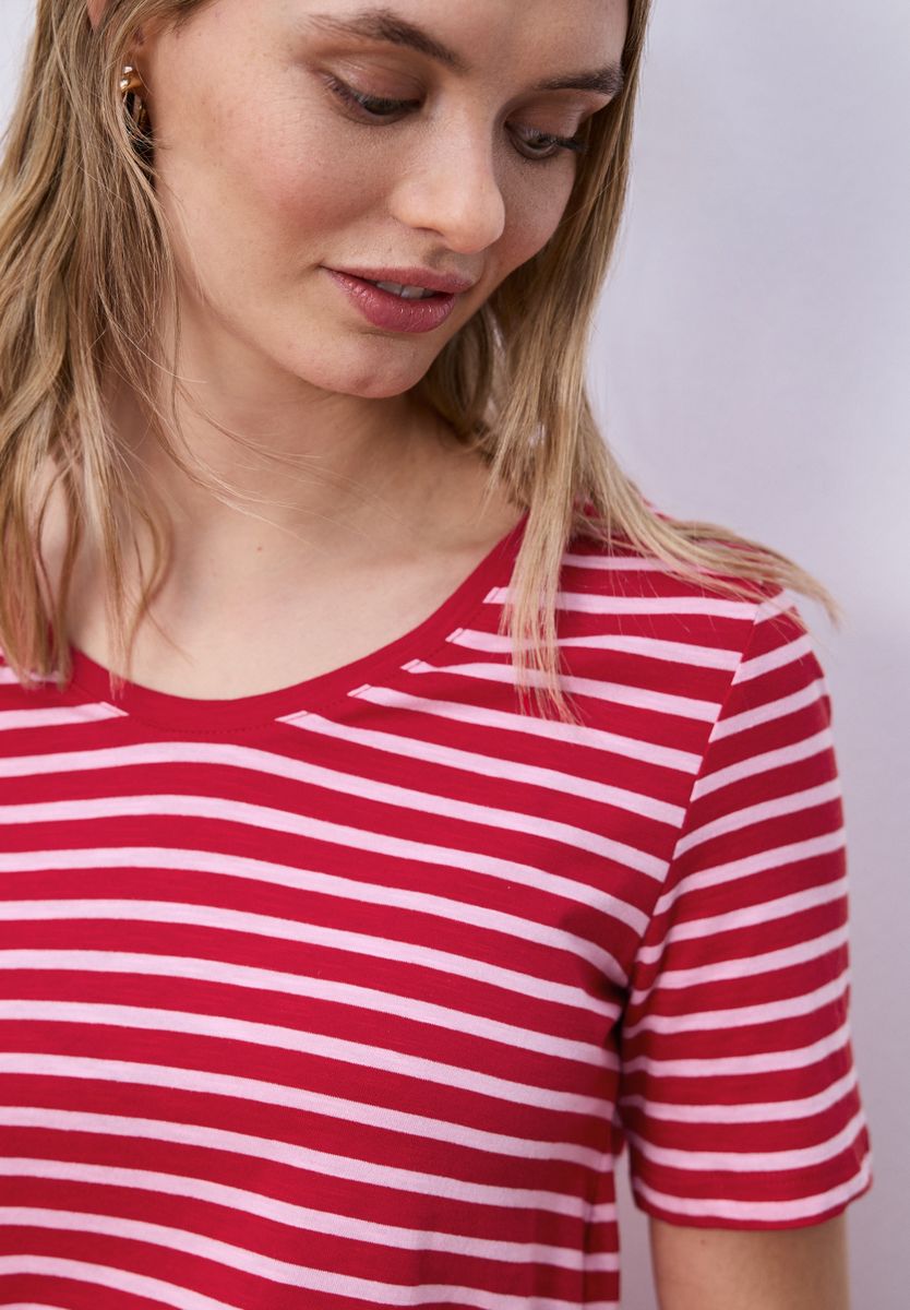 T-Shirt mit gerundetem V-Ausschnitt