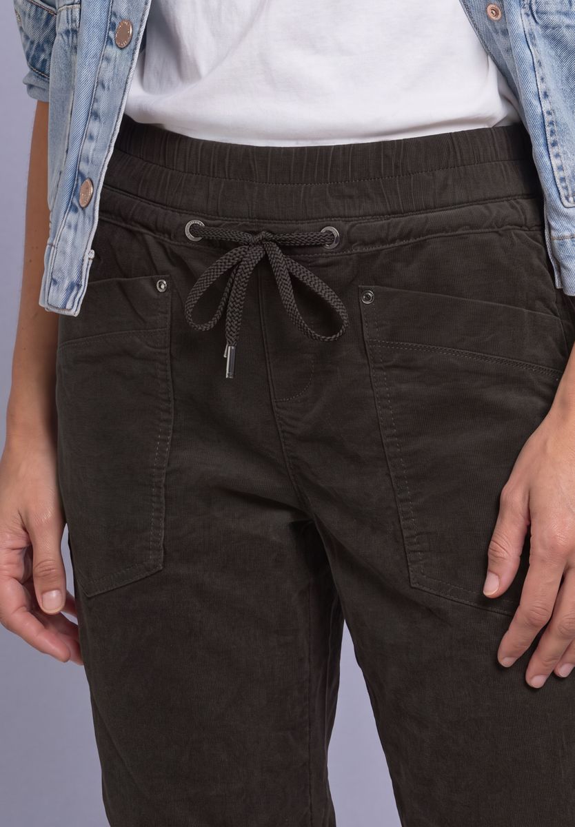 Slim Leg Cordhose im Loose Fit