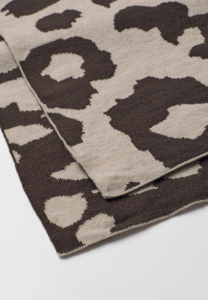 Langer Feinstrickschal mit Leo-Muster