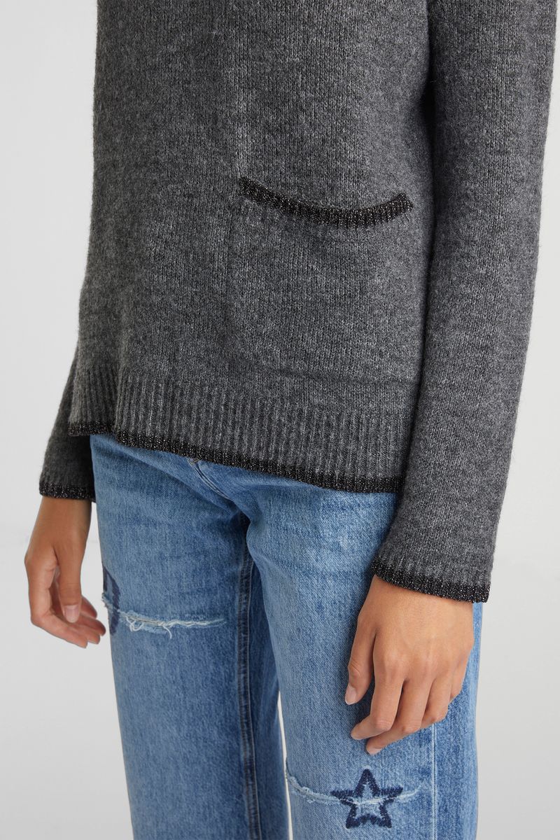 crew-neck with pockets
