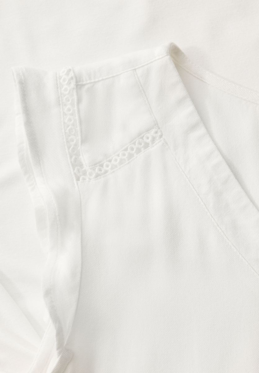 V-Neck Top mit Häkeldetails