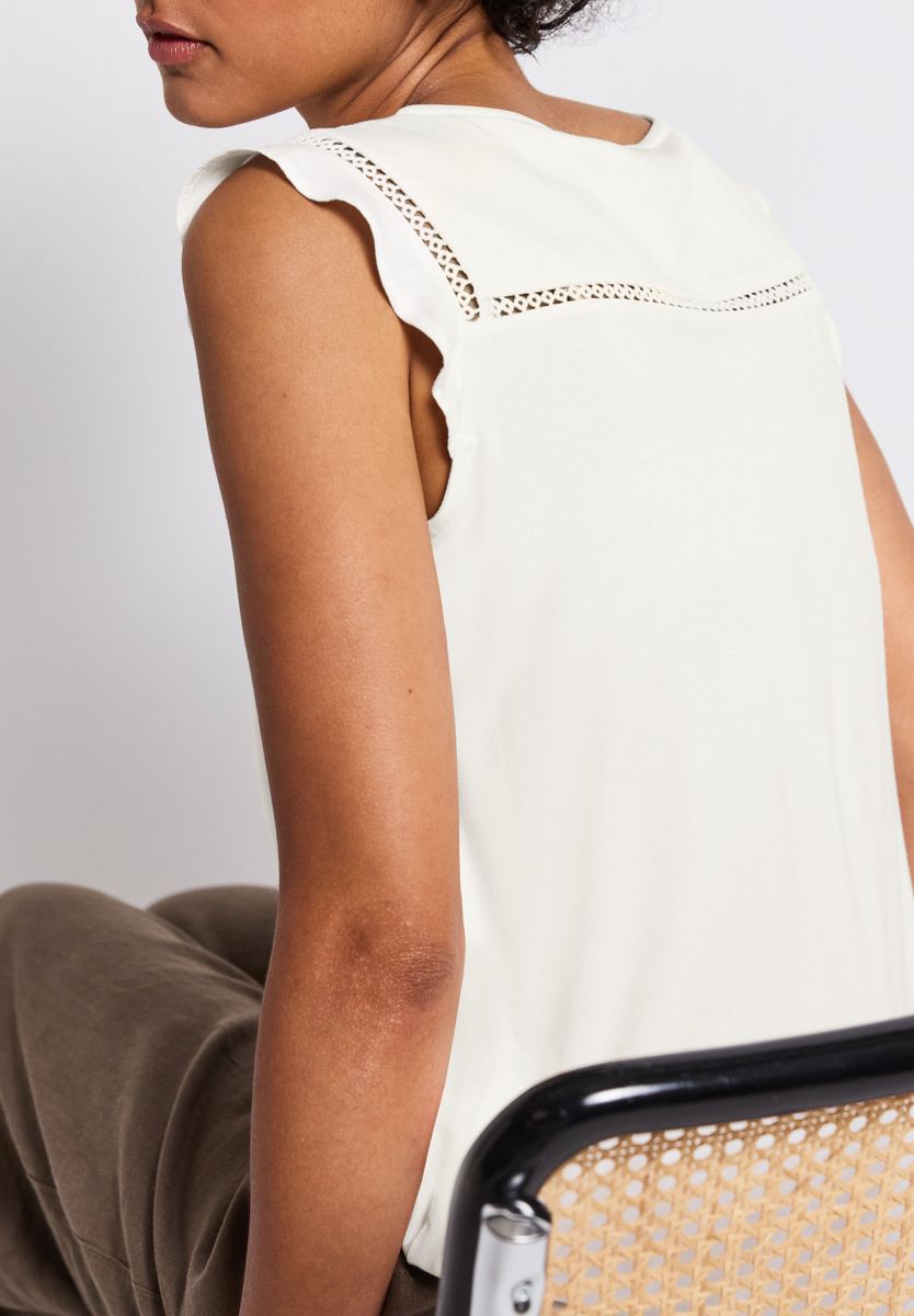 V-Neck Top mit Häkeldetails