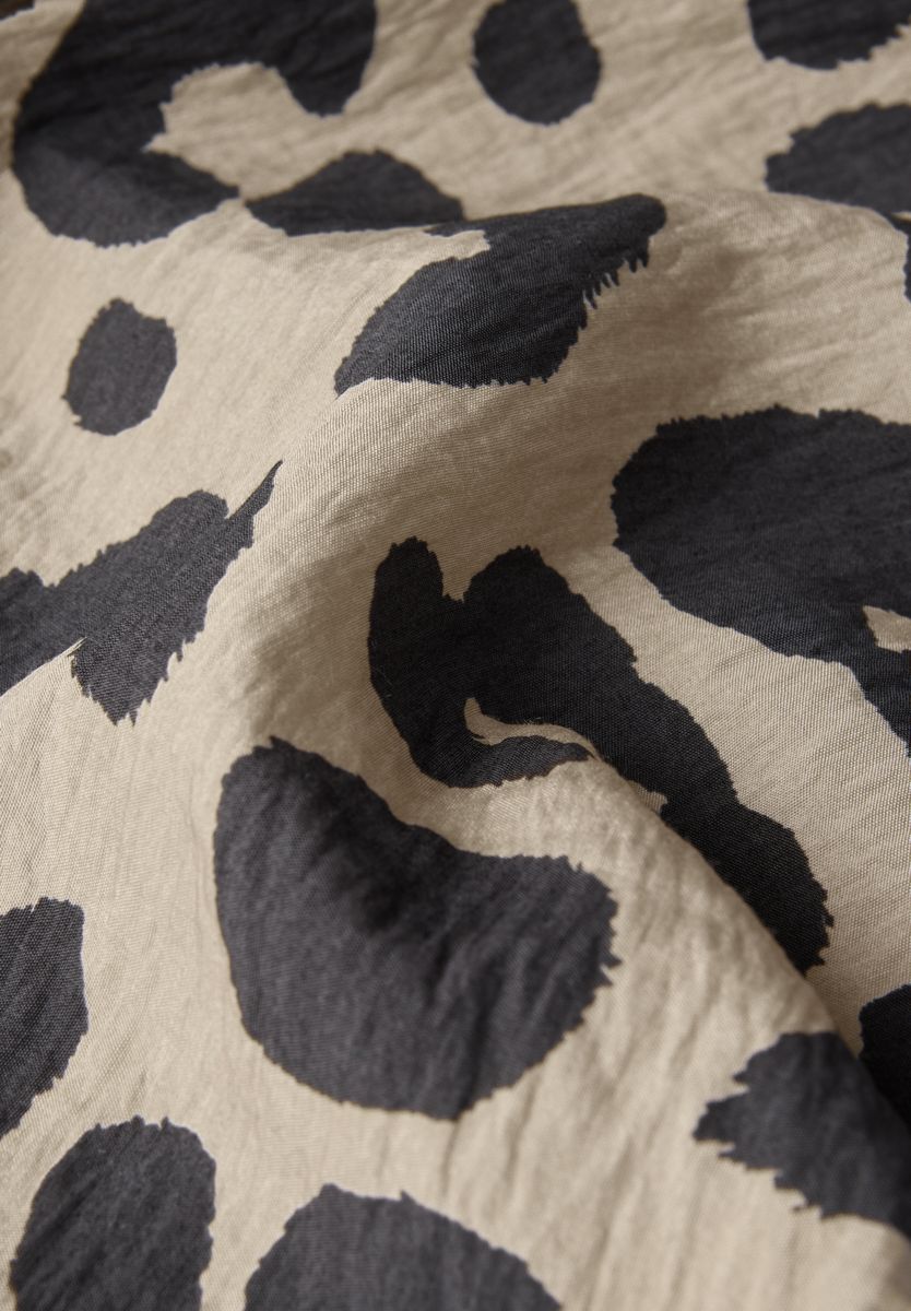 V-Neck Shirt mit Leo-Print