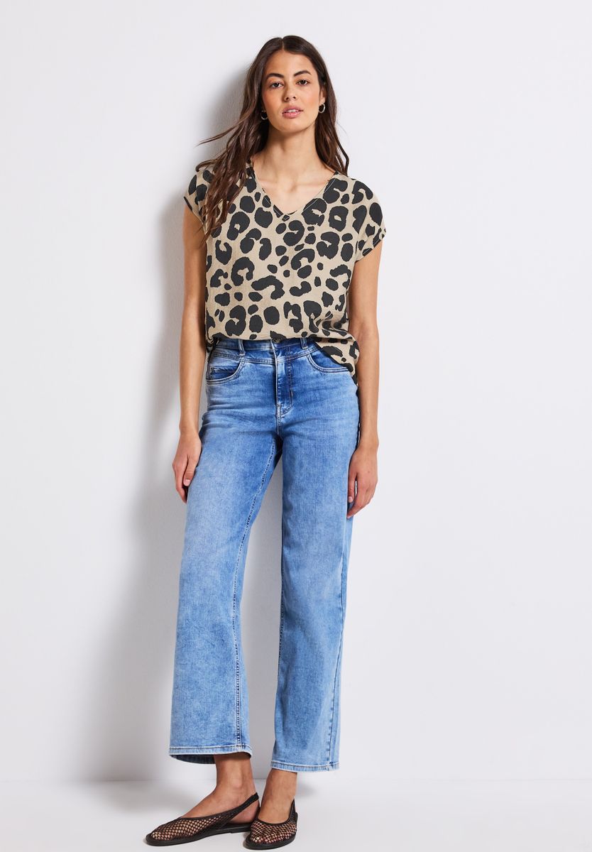 V-Neck Shirt mit Leo-Print