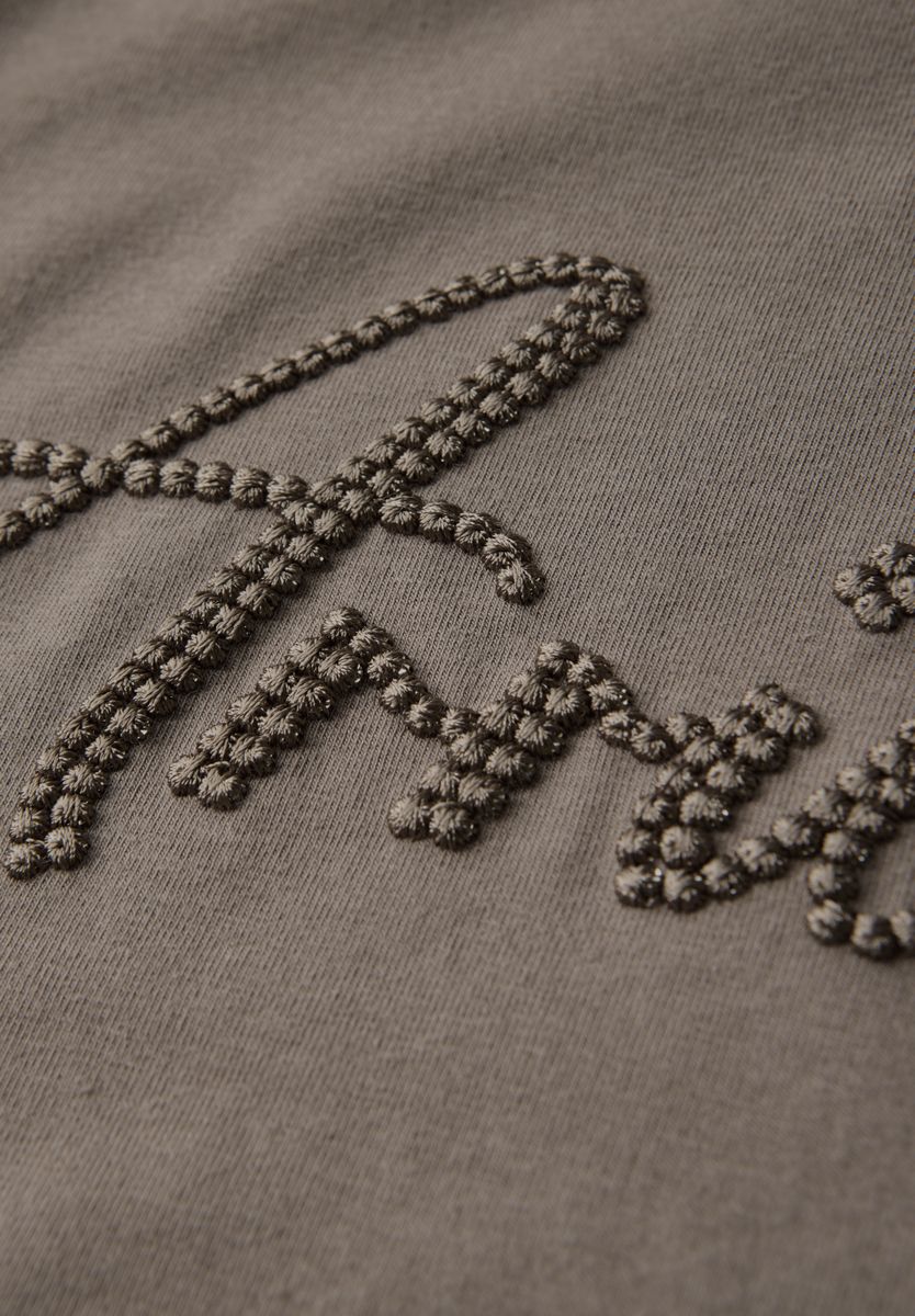 Shirt mit Wording-Stickerei