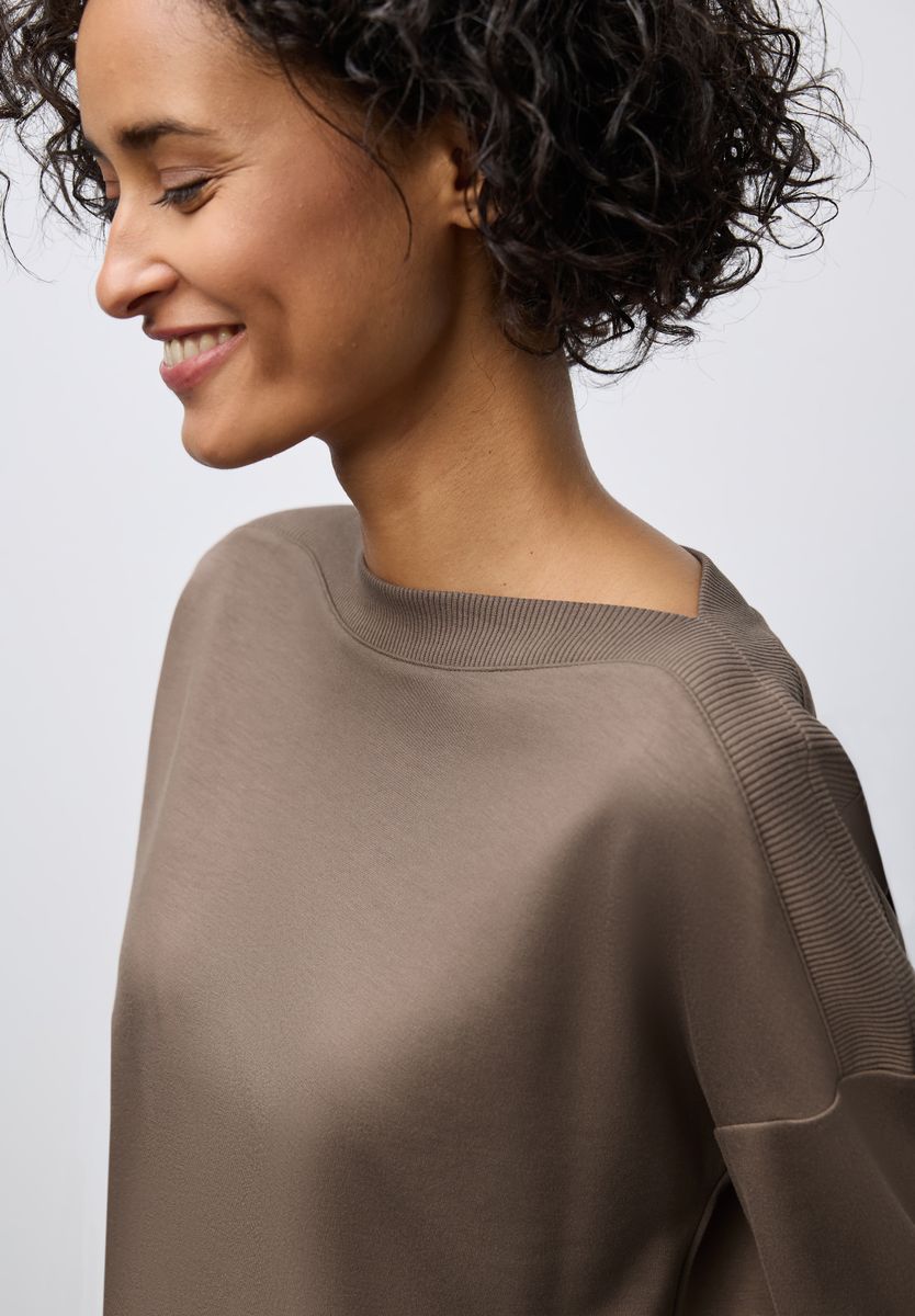 Shirt mit U-Boot-Ausschnitt