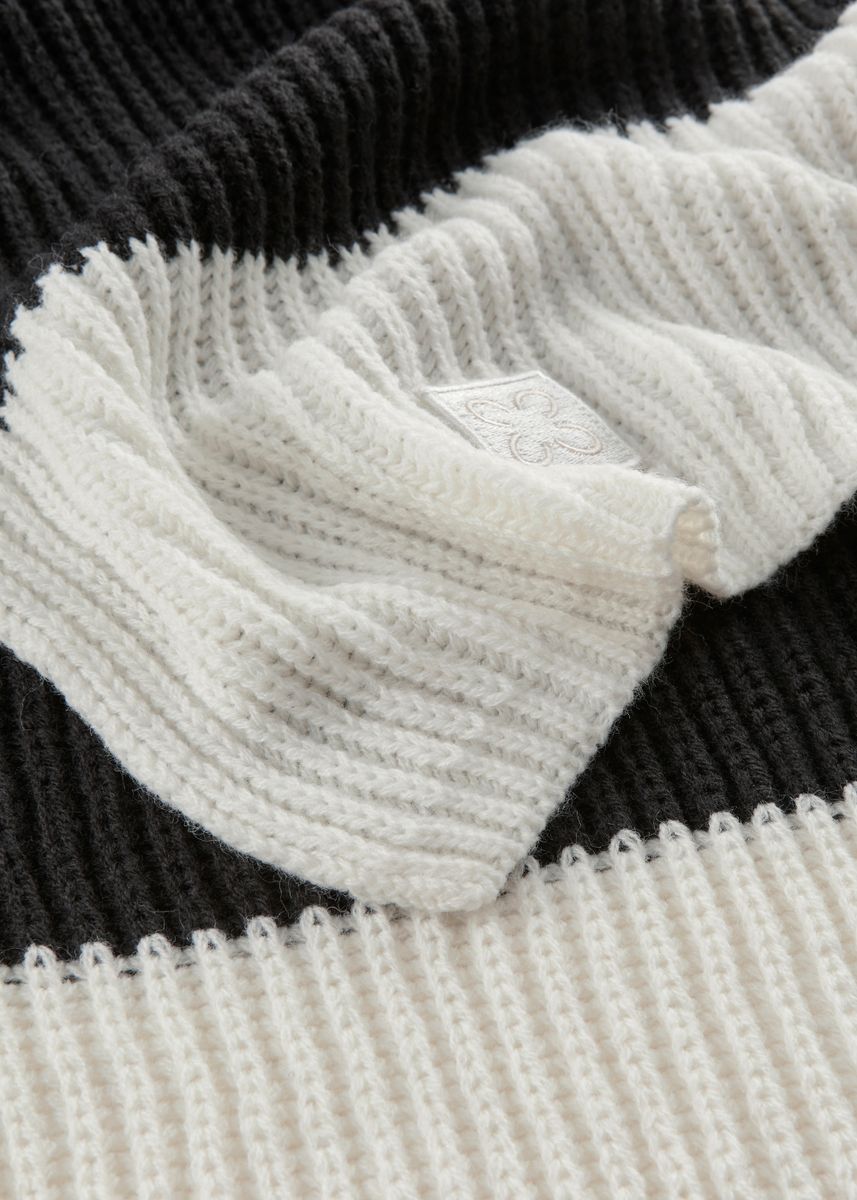 Strickschal aus weicher Wollmischung mit modischen Blockstreifen