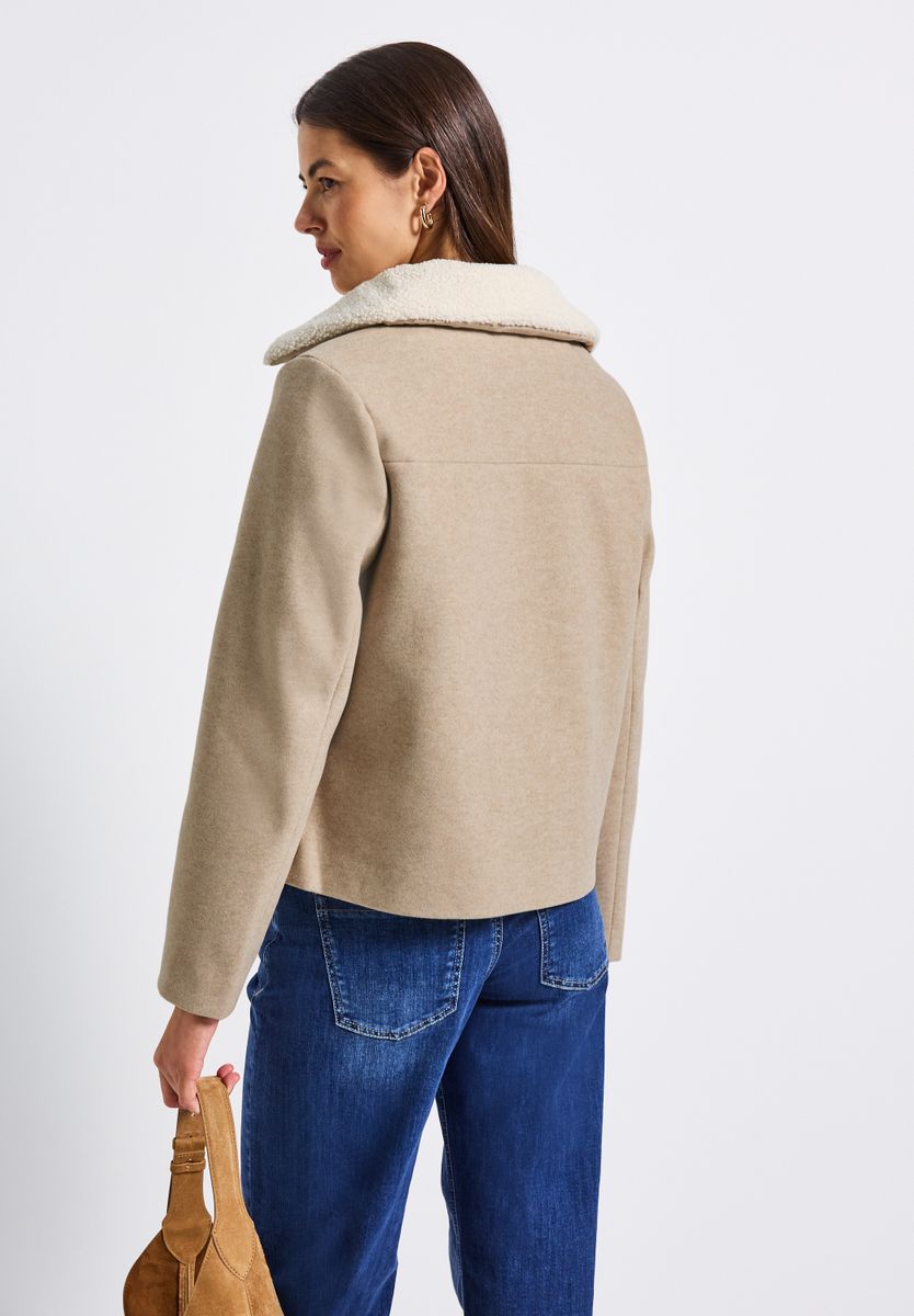Jacke mit abnehmbarem Kragen