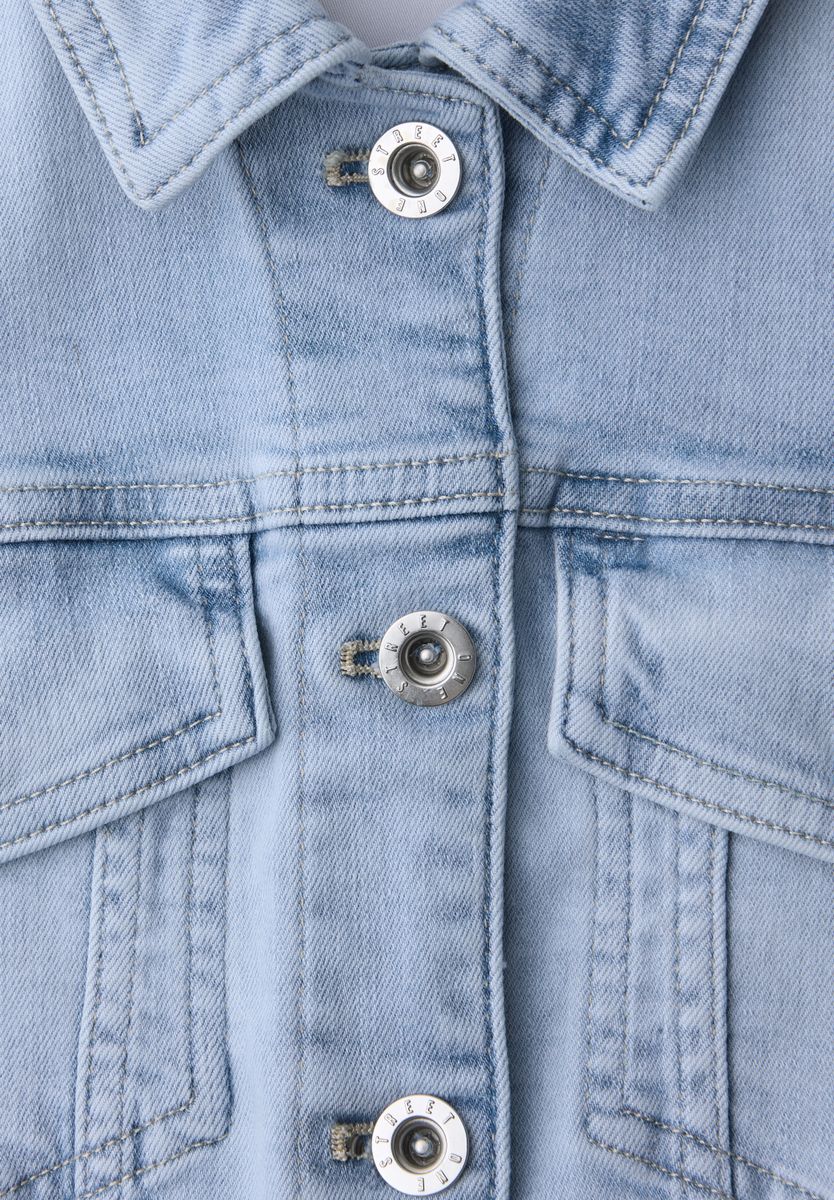 Jeansjacke mit Brusttaschen und Knöpfen