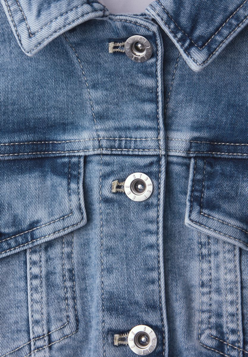 Jeansjacke mit Brusttaschen und Knöpfen