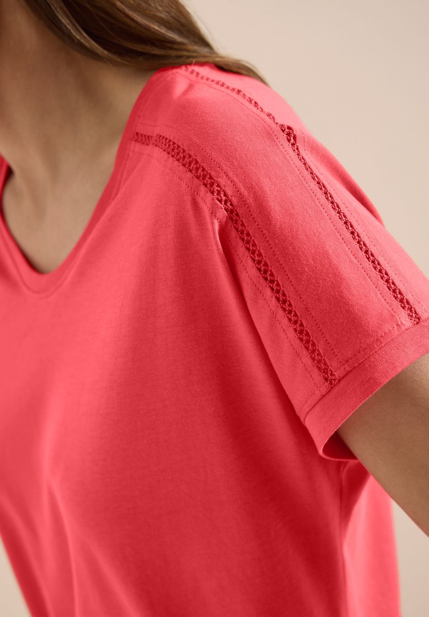T-Shirt mit V-Neck und Spitzendetail