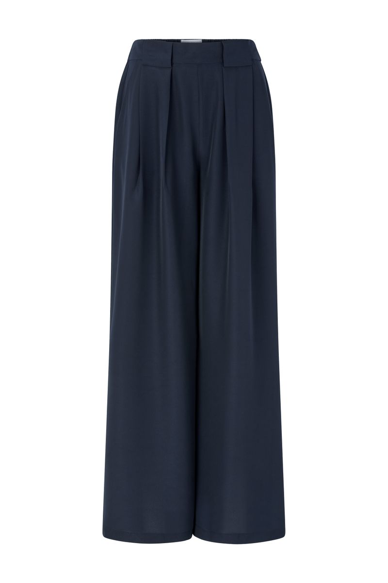Wide pants with pleats