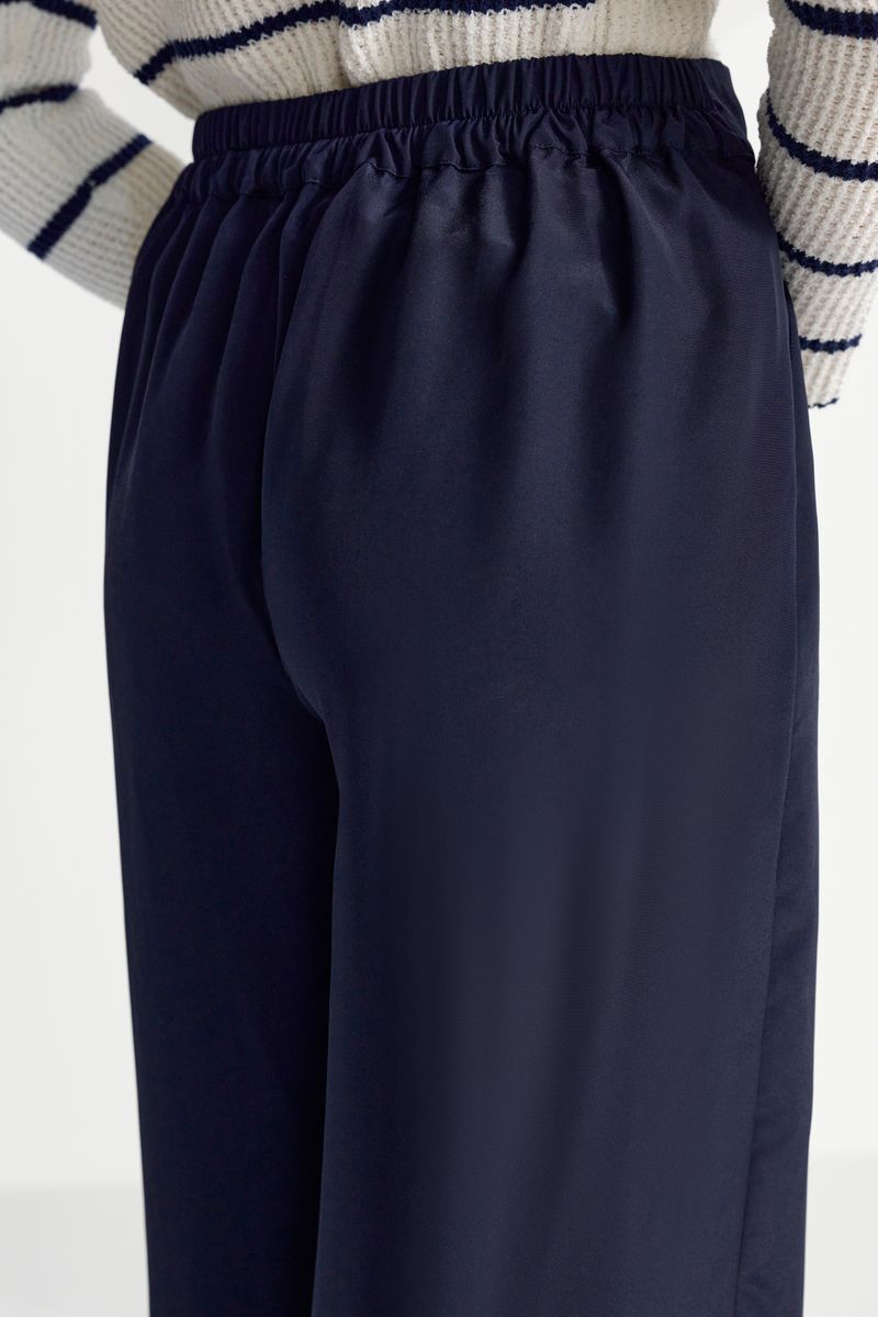 Wide pants with pleats