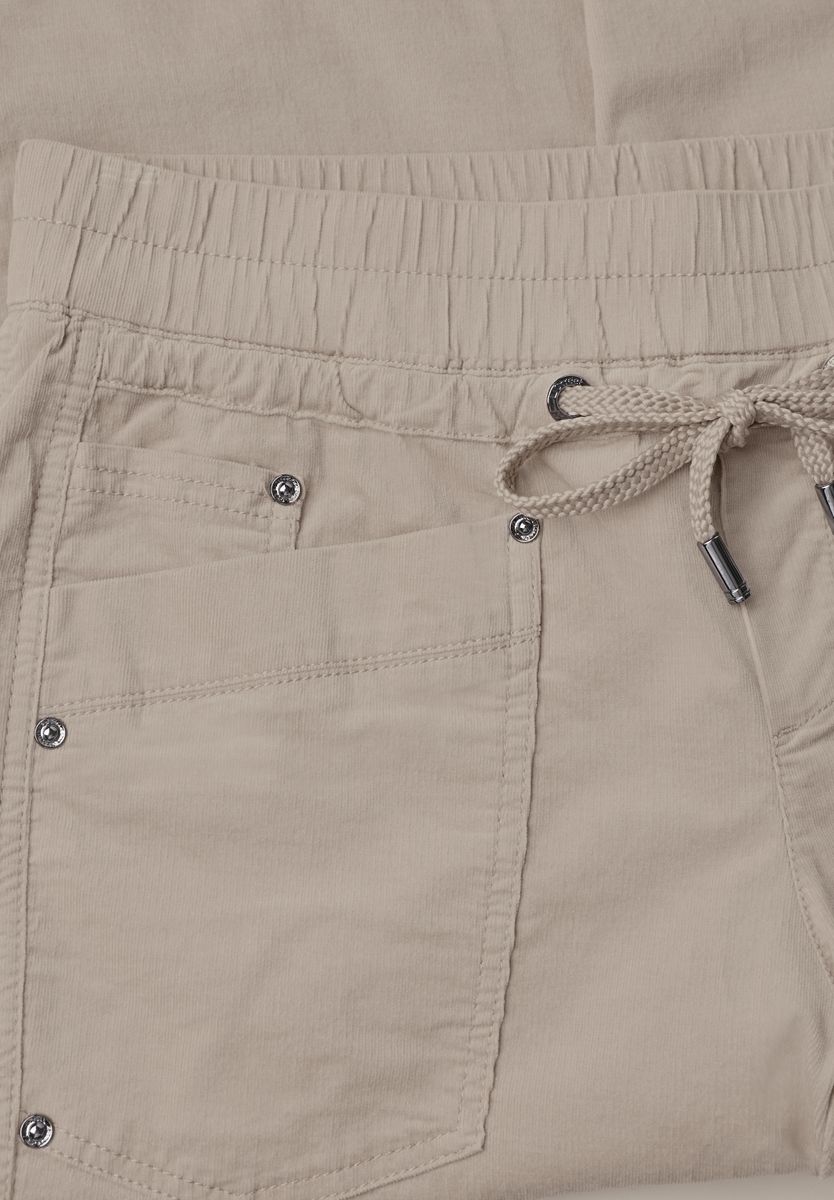 Slim Leg Cordhose im Loose Fit