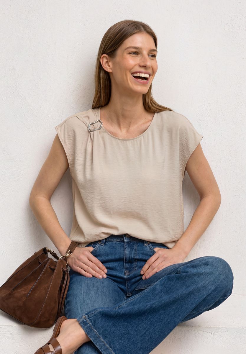 Blusenshirt mit Rundhals und Schnallendetail