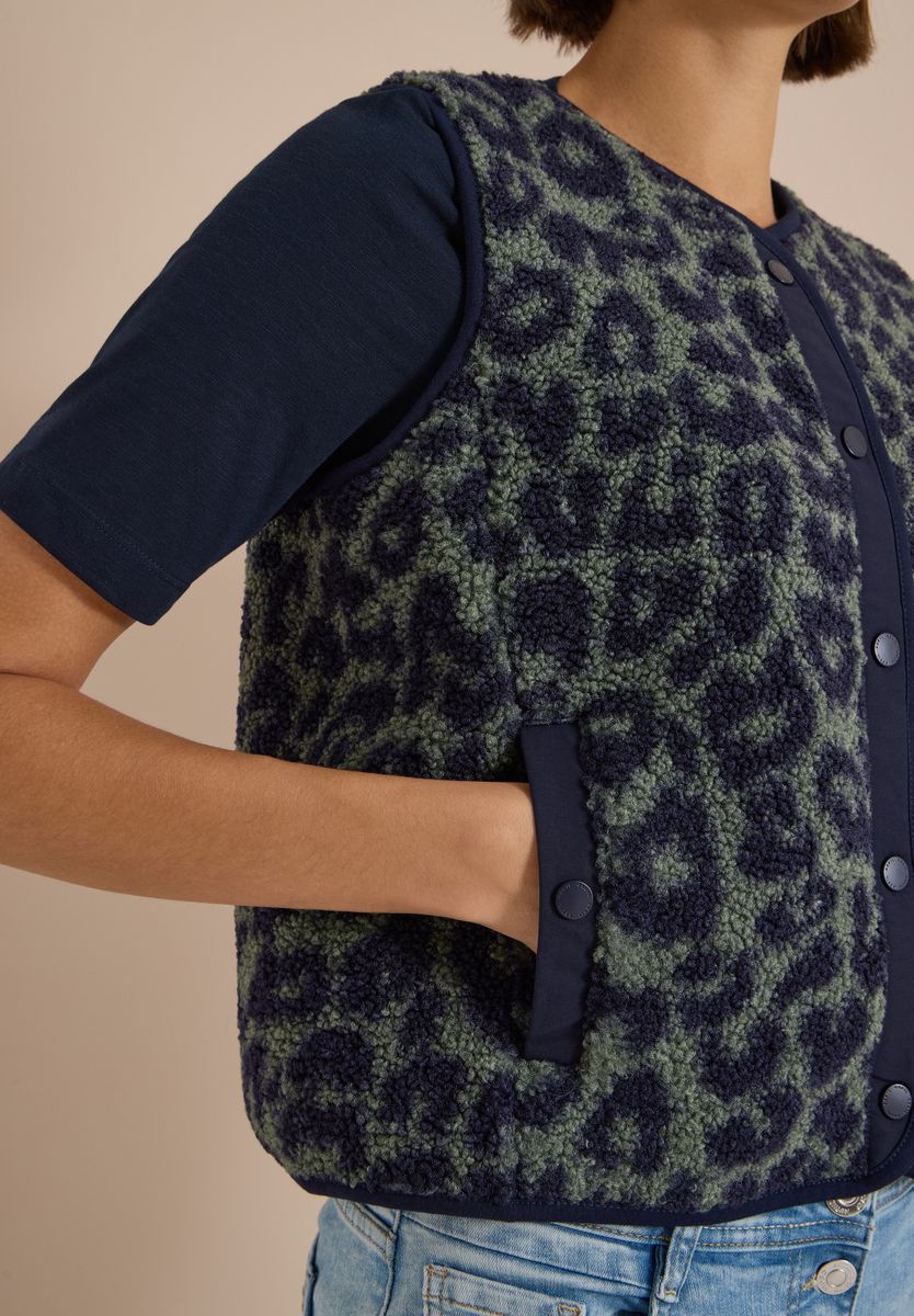 Teddy-Weste mit Softshelldetails und Leo-Muster