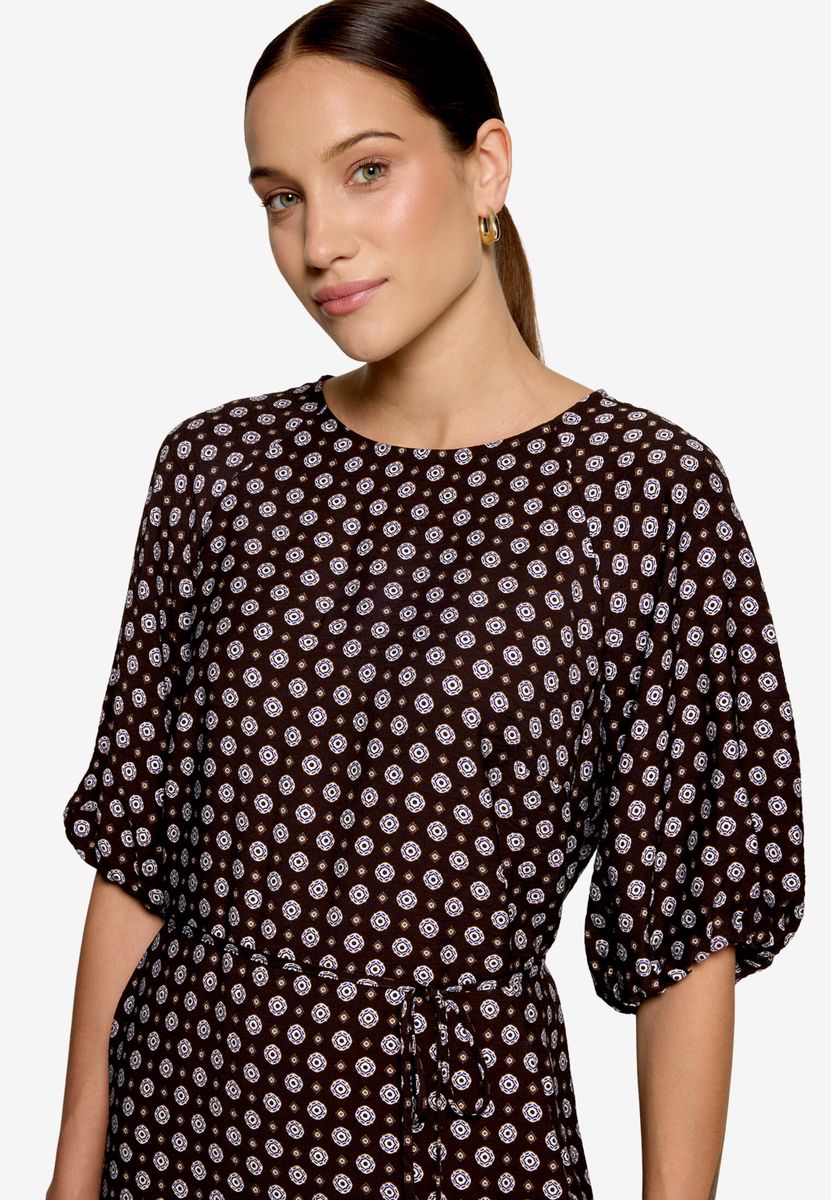 Gemustertes Minikleid mit Bindegürtel
