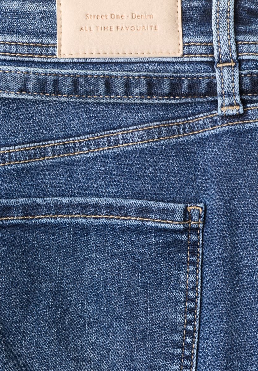 Straight Leg Jeans mit Gürtel
