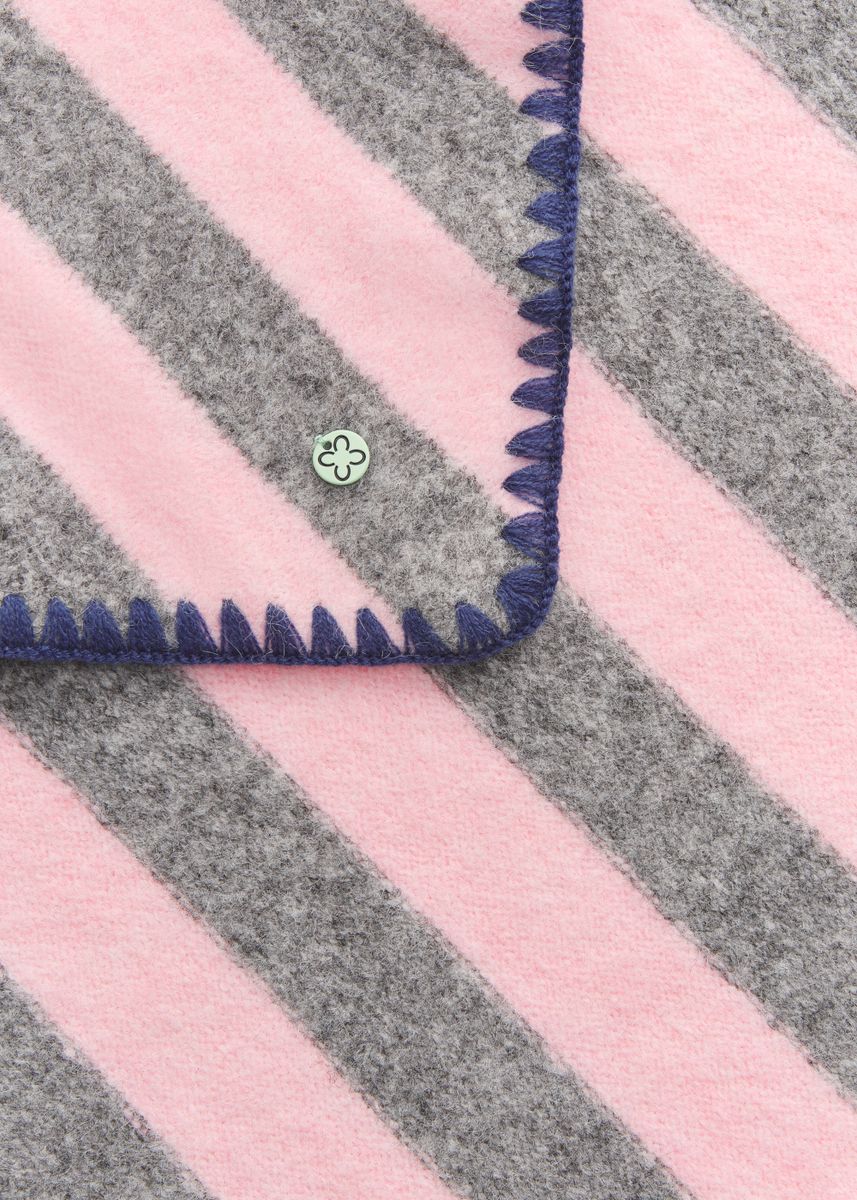 Gestricktes Dreieckstuch mit Streifenmuster